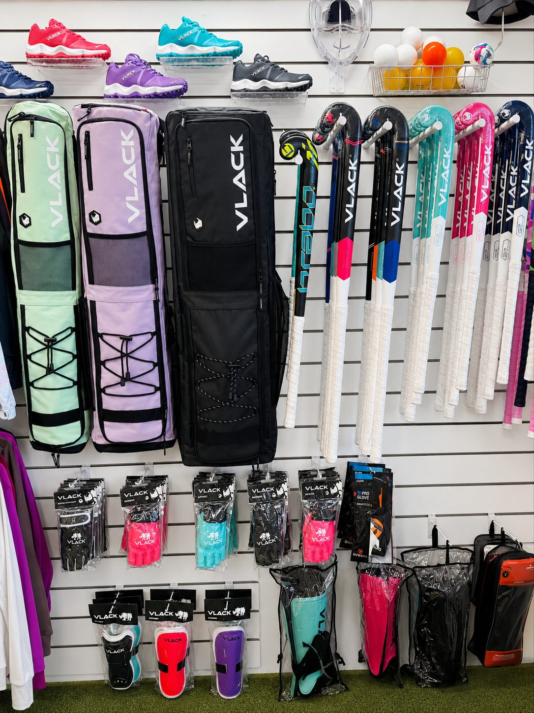 Interior de Flick Hockey: pared con bolsos VLACK, palos, guantes, canilleras y zapatillas de hockey